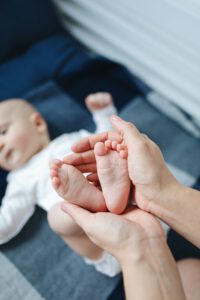 Foto von Polina Tankilevitch von Pexels
Babymassage, Baby, Füße